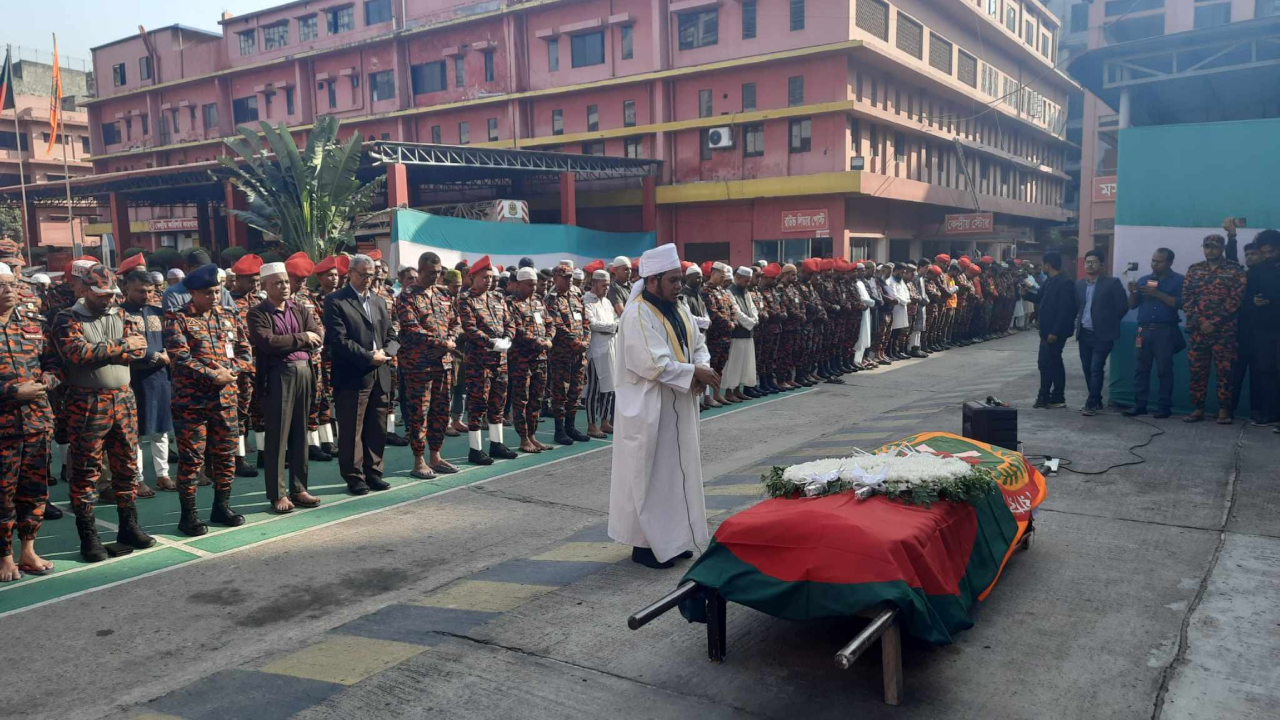 চোখের জলে এক বীরকে বিদায় দিল ফায়ার সার্ভিস