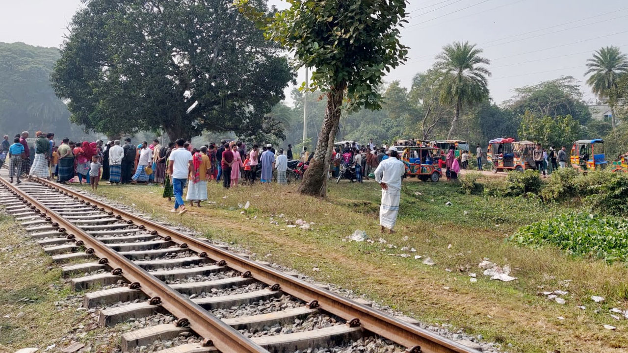 ১১ মাসের মেয়েকে কোলে নিয়ে ট্রেনের সামনে ঝাঁপ দিলেন মা