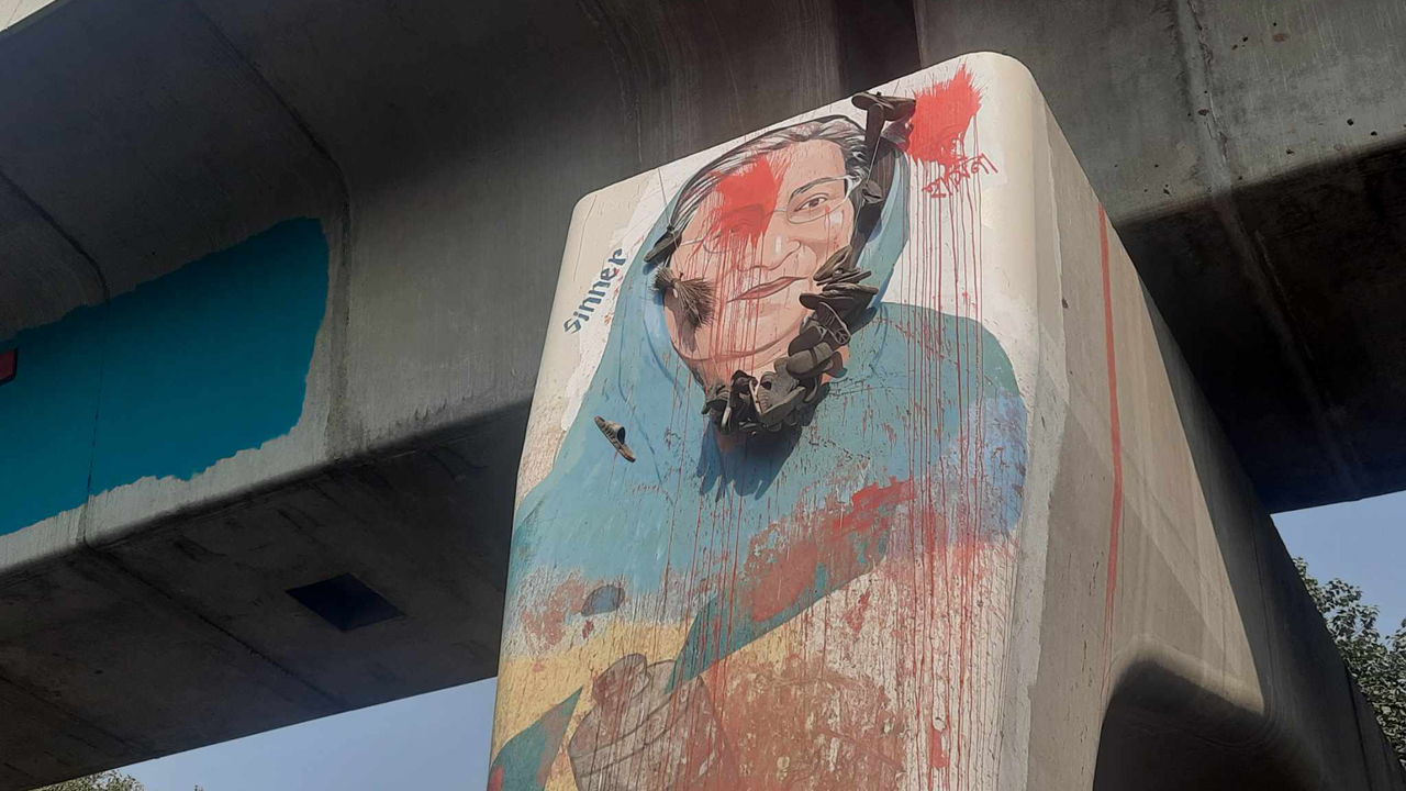 ঢাবিতে শেখ হাসিনার ‘ঘৃণাস্তম্ভে’ গণ জুতা নিক্ষেপ