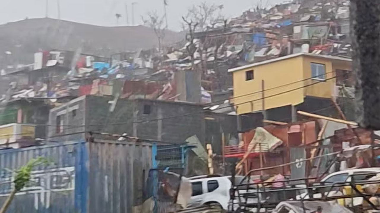 ফ্রান্সের মায়োটে ঘূর্ণিঝড়ের তাণ্ডব, শত শত মানুষের মৃত্যুর শঙ্কা