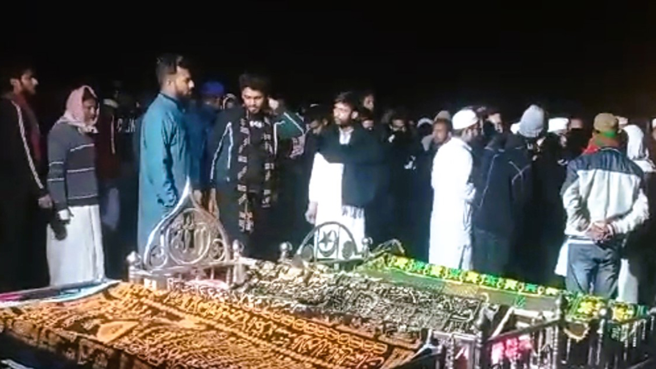 বাসের ধাক্কায় নিহত একই পরিবারের ৩ জনকে মুন্সীগঞ্জে দাফন