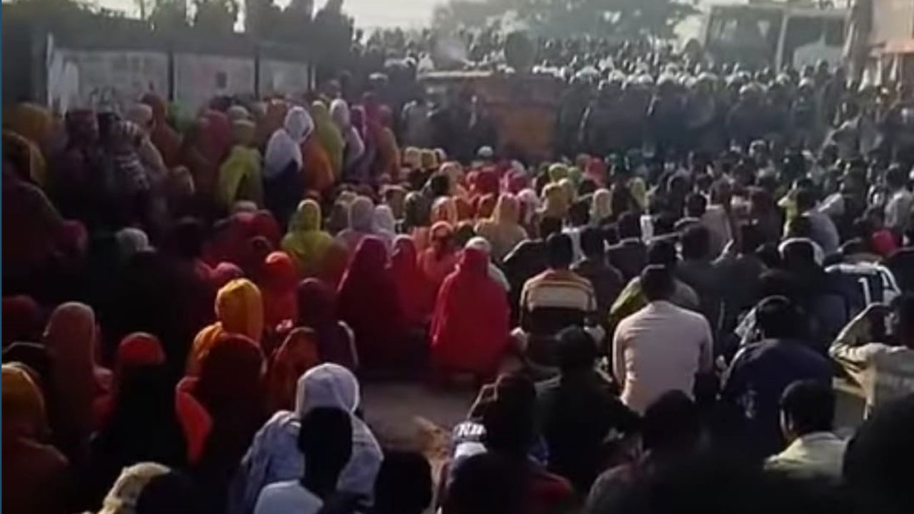 বেক্সিমকোর ১৬ কারখানা খুলে দেওয়ার দাবিতে বিক্ষোভ