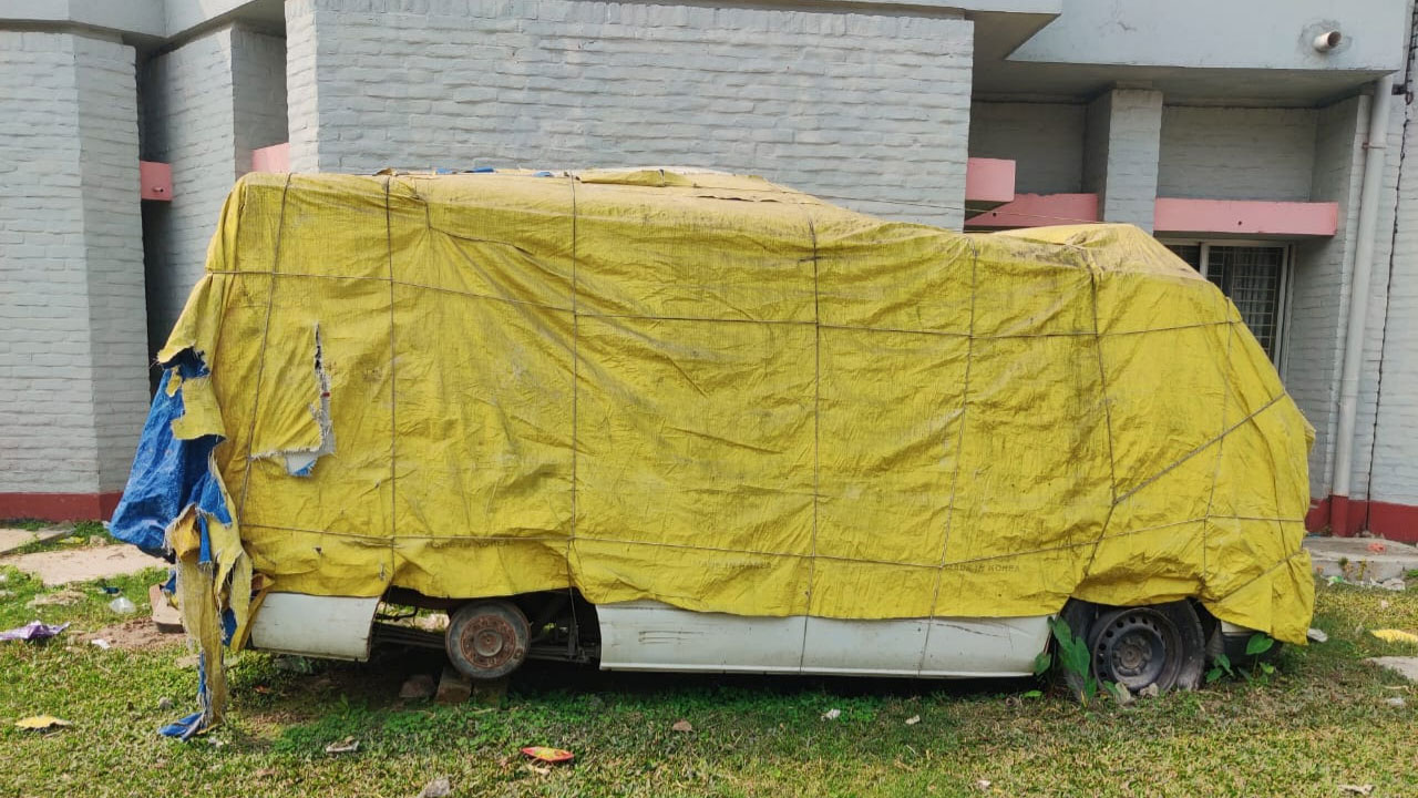 ৮ মাস ধরে পলিথিনে বন্দি অ্যাম্বুলেন্স, ভোগান্তিতে রোগীরা