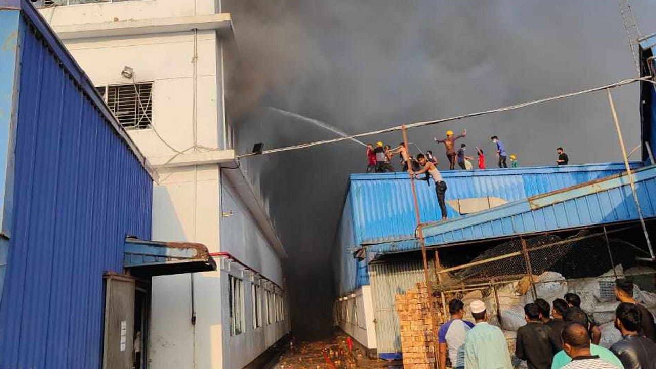 গাজীপুরে মোজার কারখানায় আগুন, নিয়ন্ত্রণে চার ইউনিট