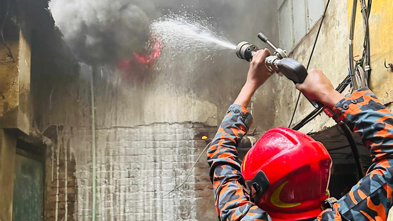 পুরান ঢাকায় জুতার কারখানায় আগুন, পাঁচ ইউনিটের চেষ্টায় নিয়ন্ত্রণে