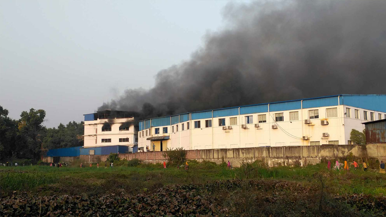 মোজা কারখানার আগুনের তীব্রতা বেড়েছে, নিয়ন্ত্রণে ৭ ইউনিট