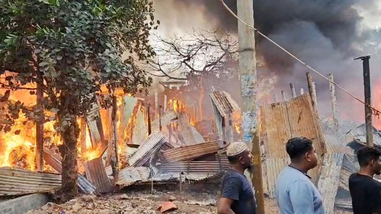 কোনাবাড়ীতে ঝুটের গুদামে আগুন, নিয়ন্ত্রণে ফায়ার সার্ভিসের ৫ ইউনিট