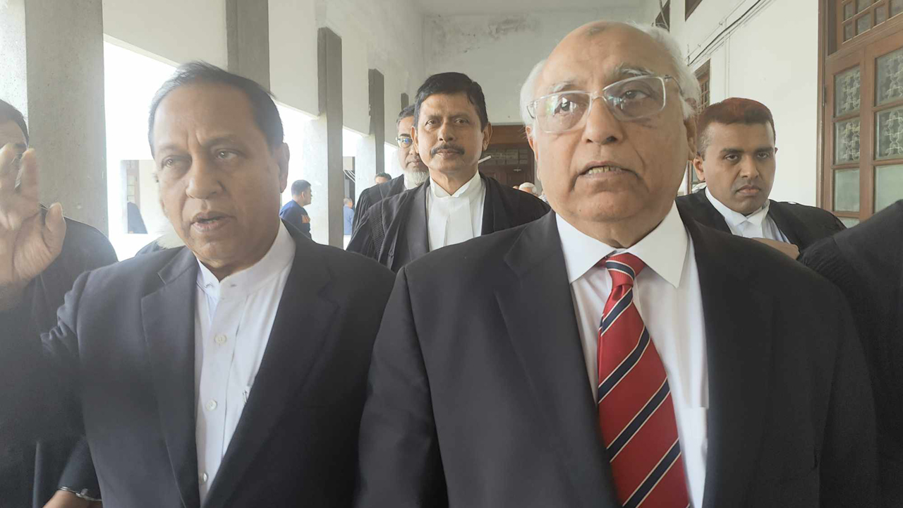 আরও ২ সপ্তাহ মামলা পরিচালনা করতে পারবেন না ২ আইনজীবী