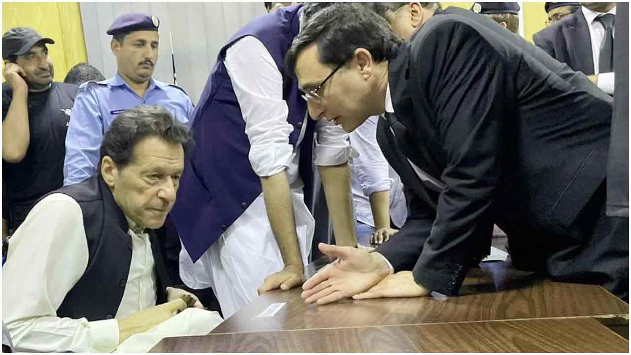 পিটিআইয়ের সরকার গঠন করতে চান ইমরান খান