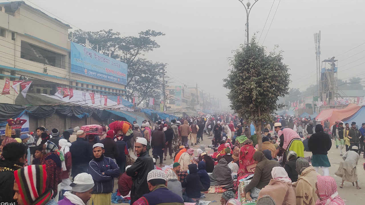 হেঁটে হেঁটে আখেরি মোনাজাতে যাচ্ছেন মুসল্লিরা