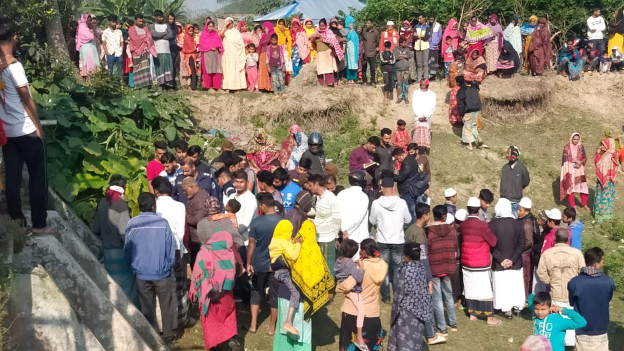 সুদের কারবারিকে হত্যার পর মরদেহে আগুন