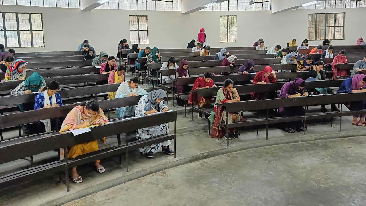 জাবিতে ভর্তি পরীক্ষা শুরু, প্রতি আসনে লড়ছেন ১০৮ জন