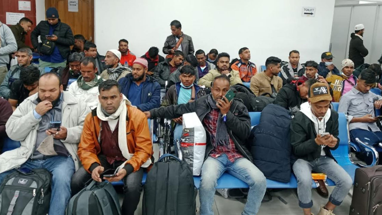 লিবিয়া থেকে দেশে ফিরেছেন আরও ১৩৯ বাংলাদেশি