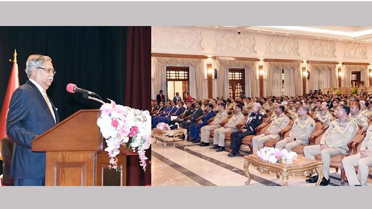 পুলিশকে আরো নিবেদিত হয়ে দায়িত্ব পালন করতে হবে : রাষ্ট্রপতি