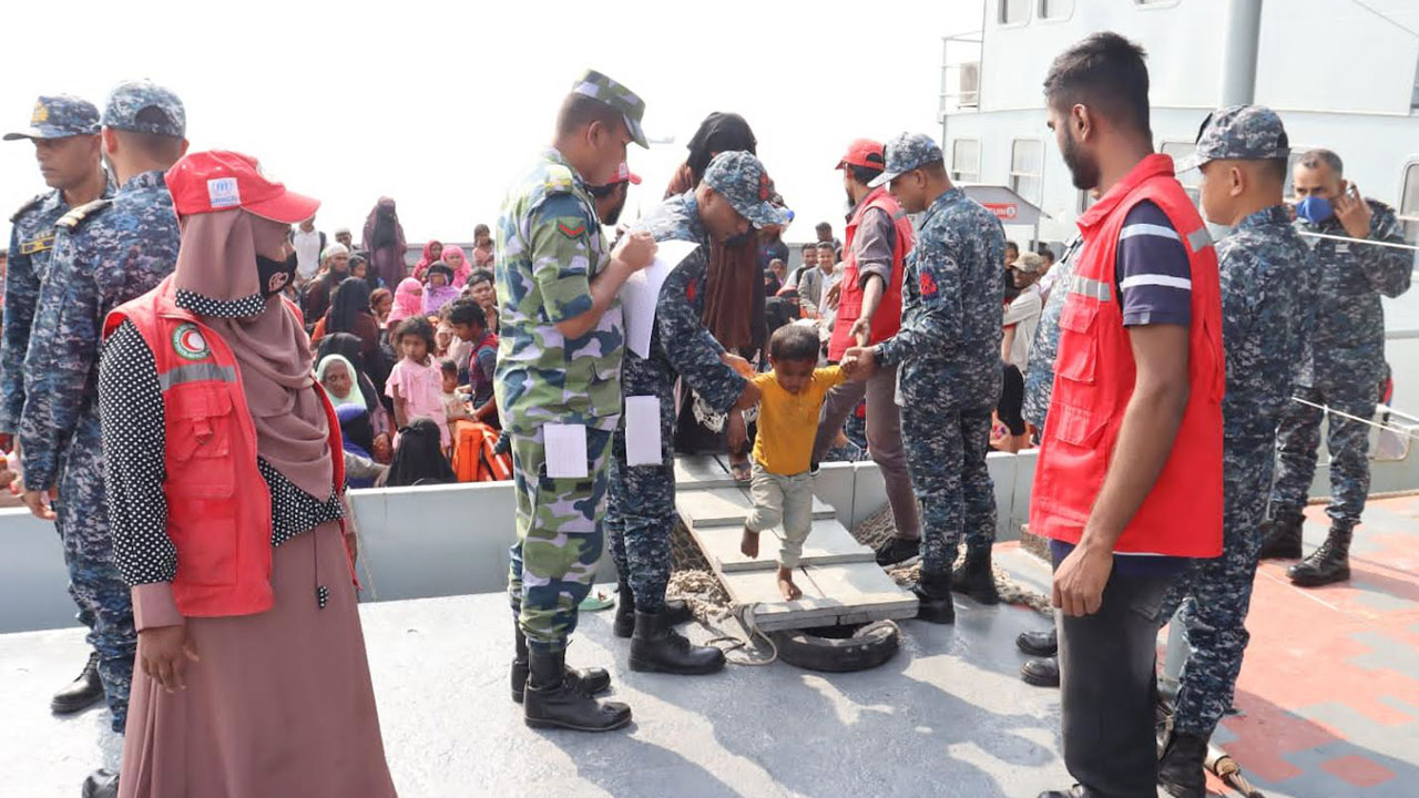 ভাসানচর পৌঁছেছে আরও ২১৬৭ রোহিঙ্গা