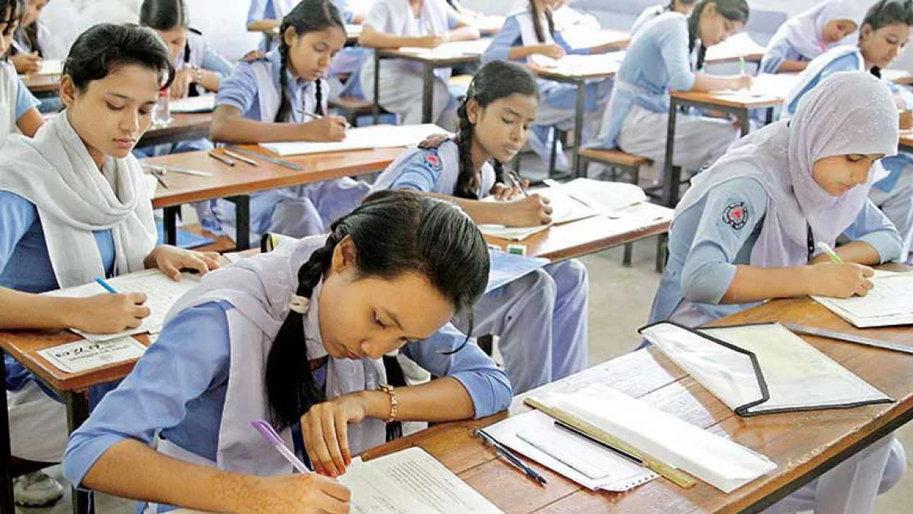 এসএসসি পরীক্ষা : যথাসময়ে উত্তরপত্র না দেওয়ার অভিযোগ