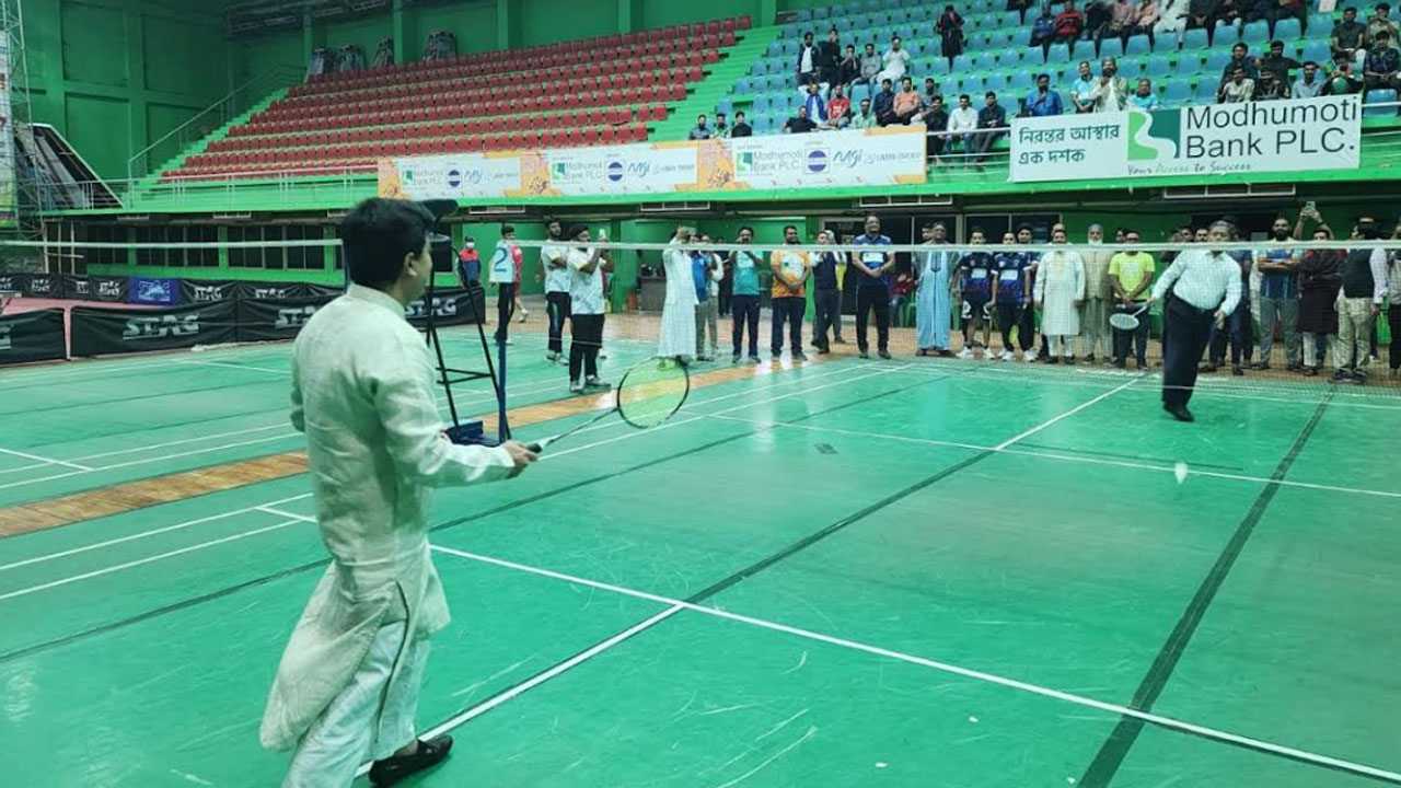 উদ্বোধন করতে গিয়ে নিজেই ব্যাডমিন্টন খেললেন মেয়র তাপস
