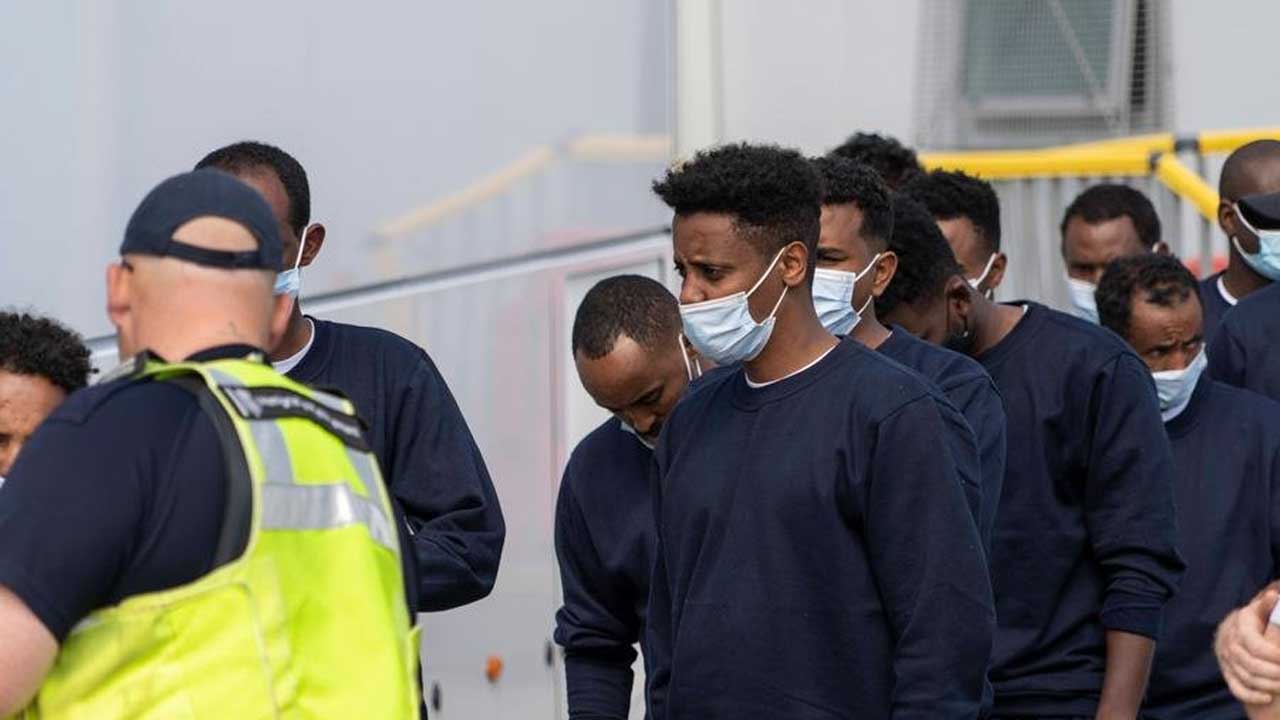 যুক্তরাজ্যের আশ্রয়কেন্দ্রগুলোতে ‘কারাগারের মতো’ পরিস্থিতি