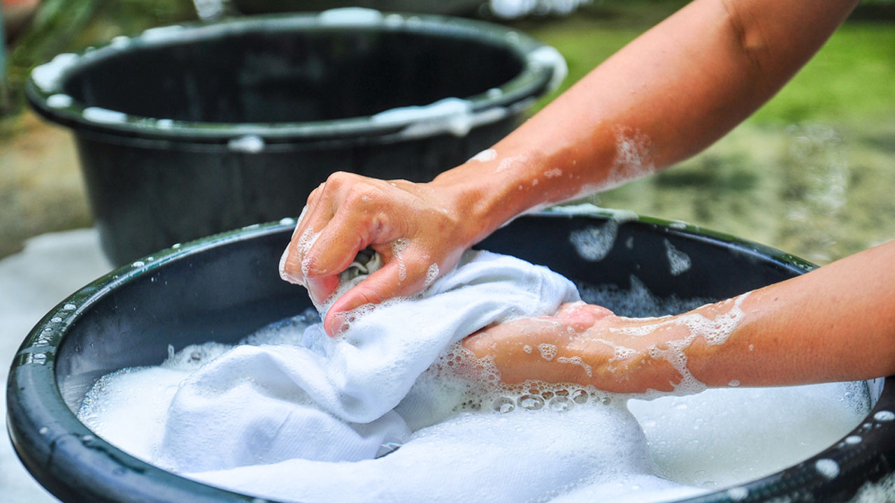 অপবিত্র শরীরে কাপড় ধুলে কাপড় পবিত্র হবে?