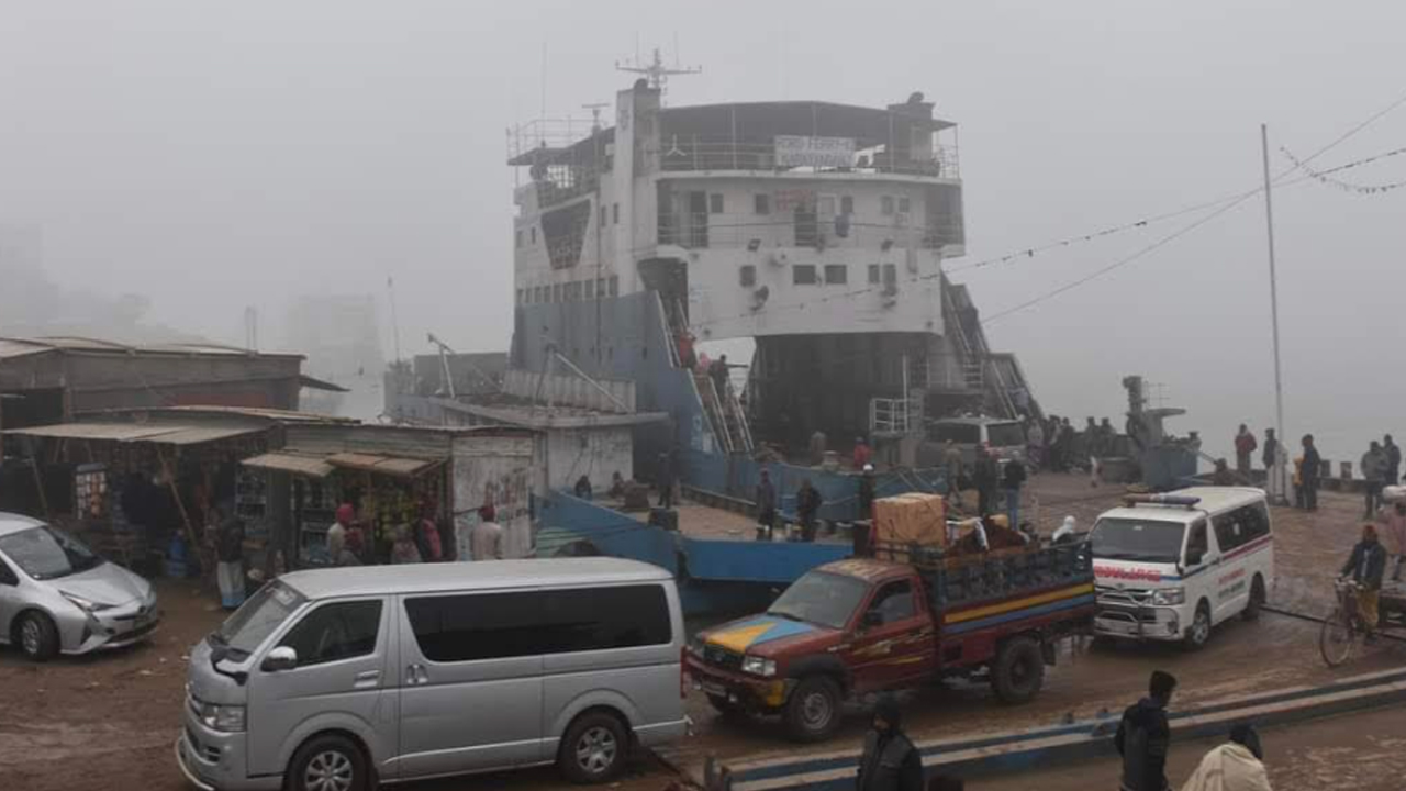 সাড়ে ৮ ঘণ্টার পর দৌলতদিয়া-পাটুরিয়া নৌরুটে ফেরি চলাচল শুরু