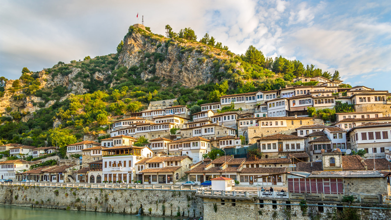 ইতালির সঙ্গে অভিবাসন চুক্তির অনুমোদন দিল আলবেনিয়ার আদালত