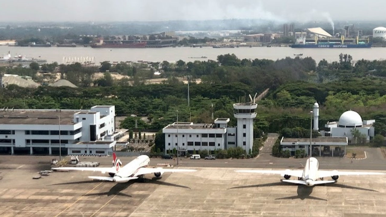 চট্টগ্রাম বিমানবন্দরে চিকিৎসকের কাছে মিলল সোনার বার, আটক ২