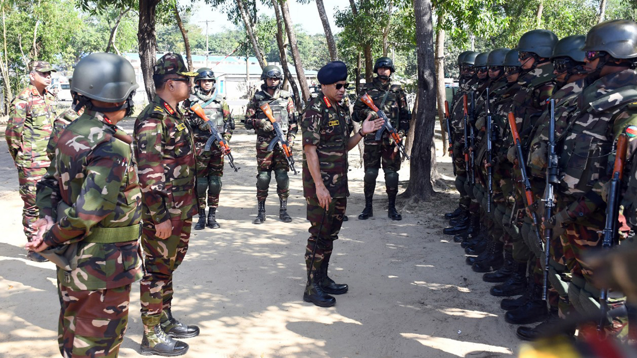 কক্সবাজারে মোতায়েন করা সেনাবাহিনীর কার্যক্রম পরিদর্শনে সেনাপ্রধান