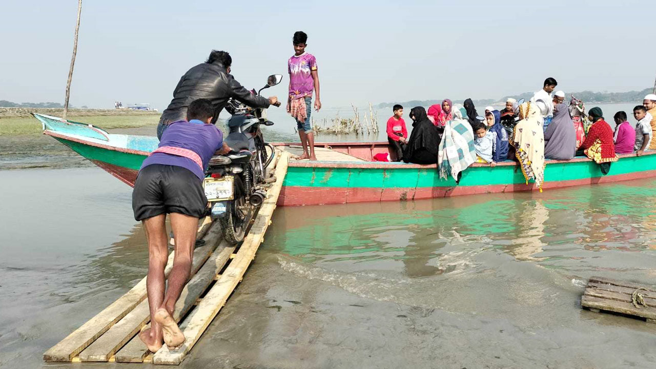 ‘ব্রিজ বানাইয়া দেও, না পারলে একটা ফেরি দেও’