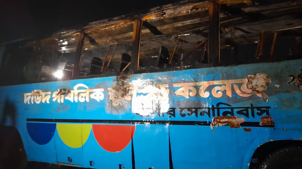 যশোরে চলন্ত স্কুল বাসে আগুন