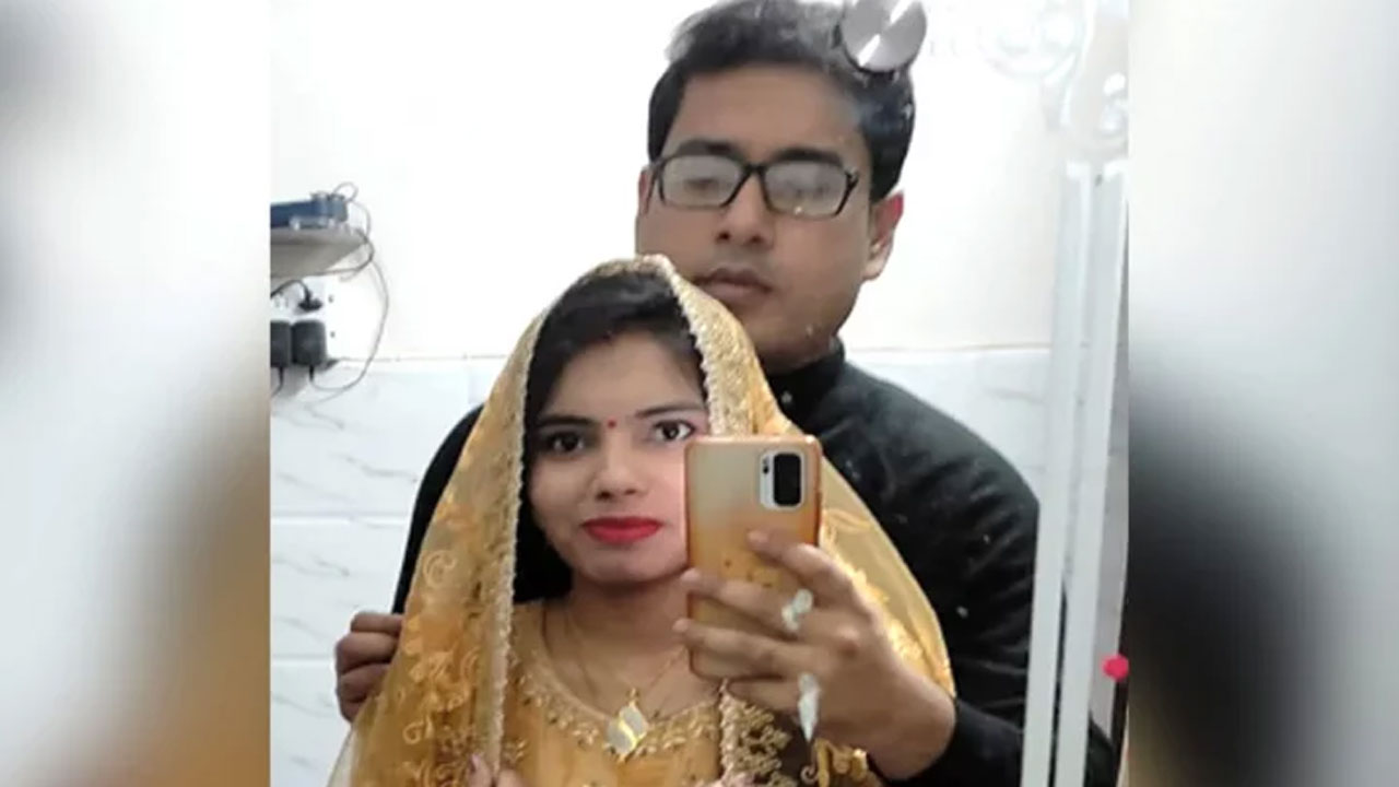 ট্রেনের নিচে ঝাঁপ দিলেন বাবা, মায়ের মৃতদেহের পাশে শিশুর গড়াগড়ি