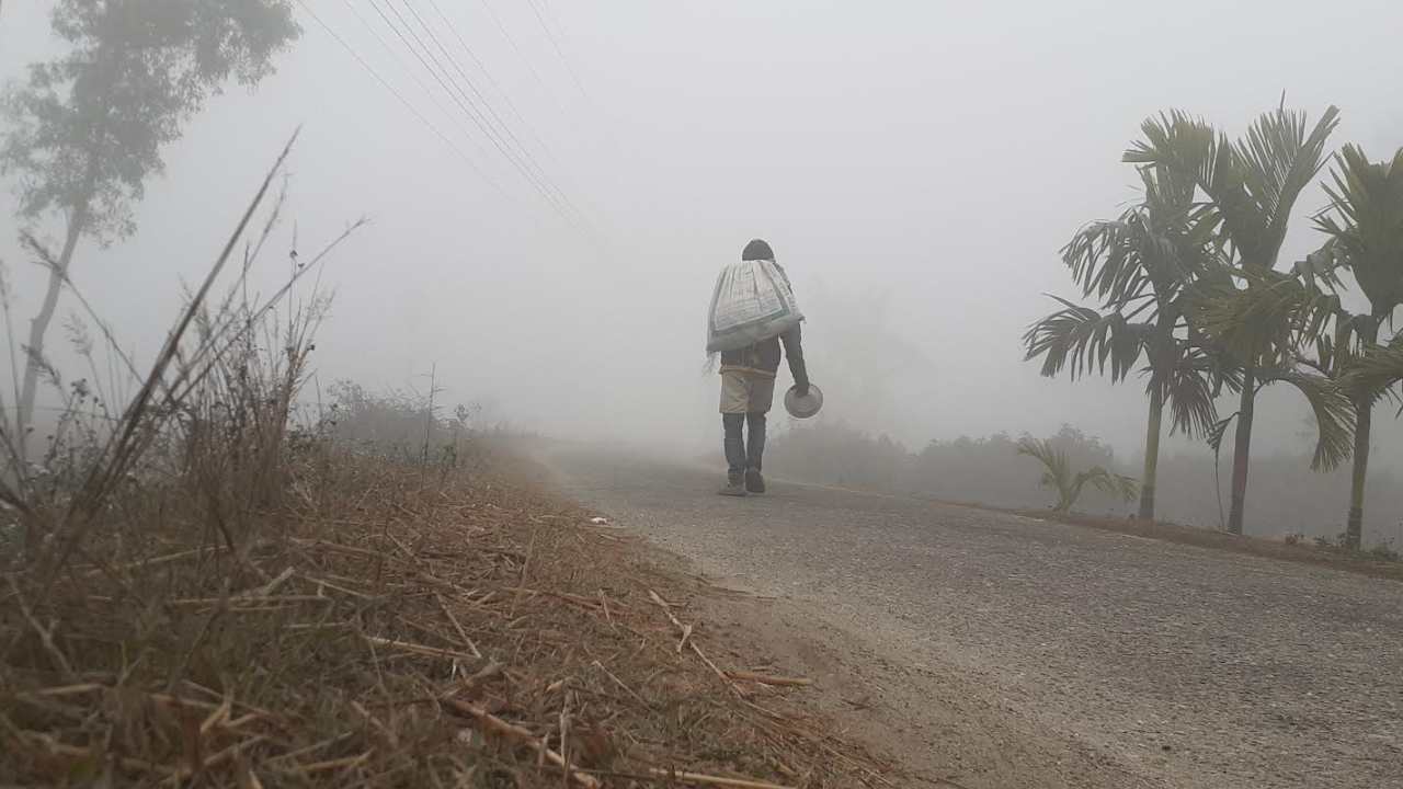 ‘পেটের ক্ষুধা তো ঠান্ডা বুঝে না’