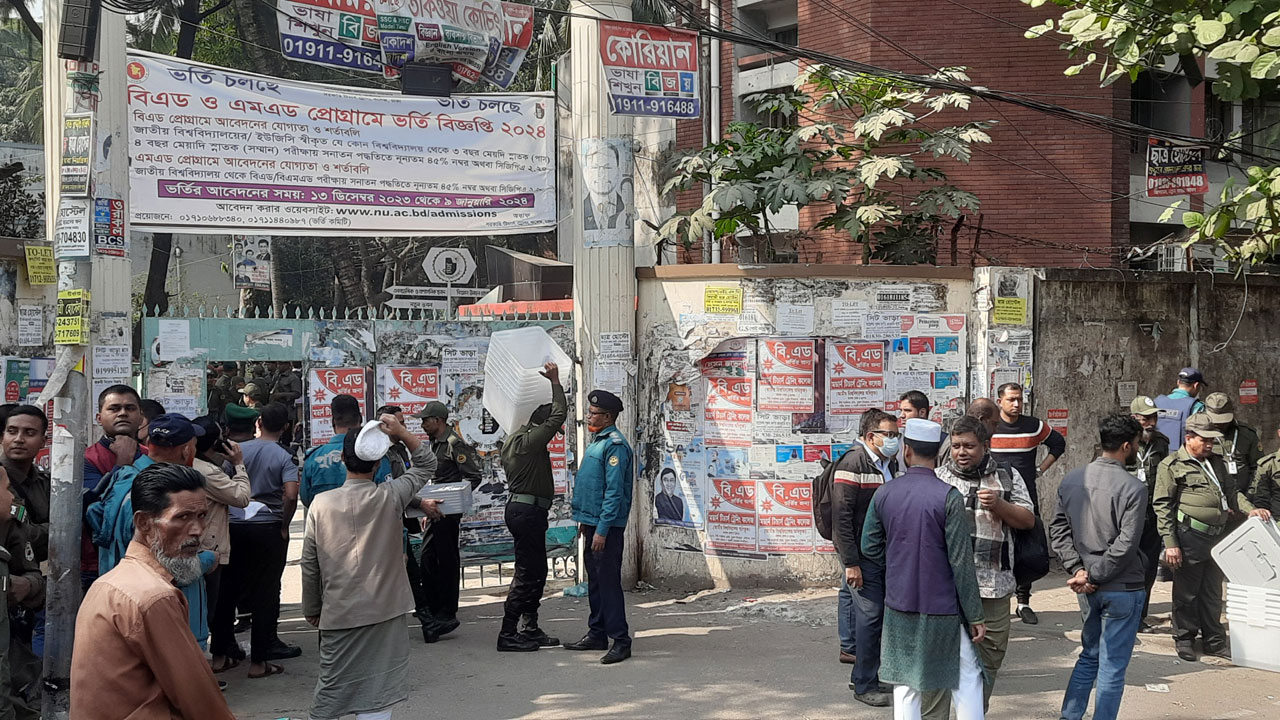 ভেন্যু থেকে বিতরণ করা হচ্ছে ব্যালট ছাড়া নির্বাচনী সব সরঞ্জাম