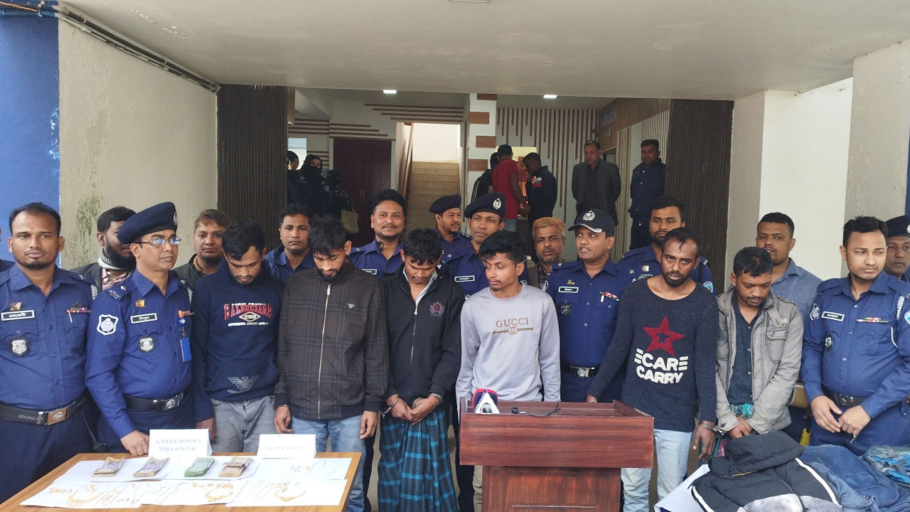 ফেনীতে লুট হওয়া ১১ ভরি স্বর্ণসহ গ্রেপ্তার ৬