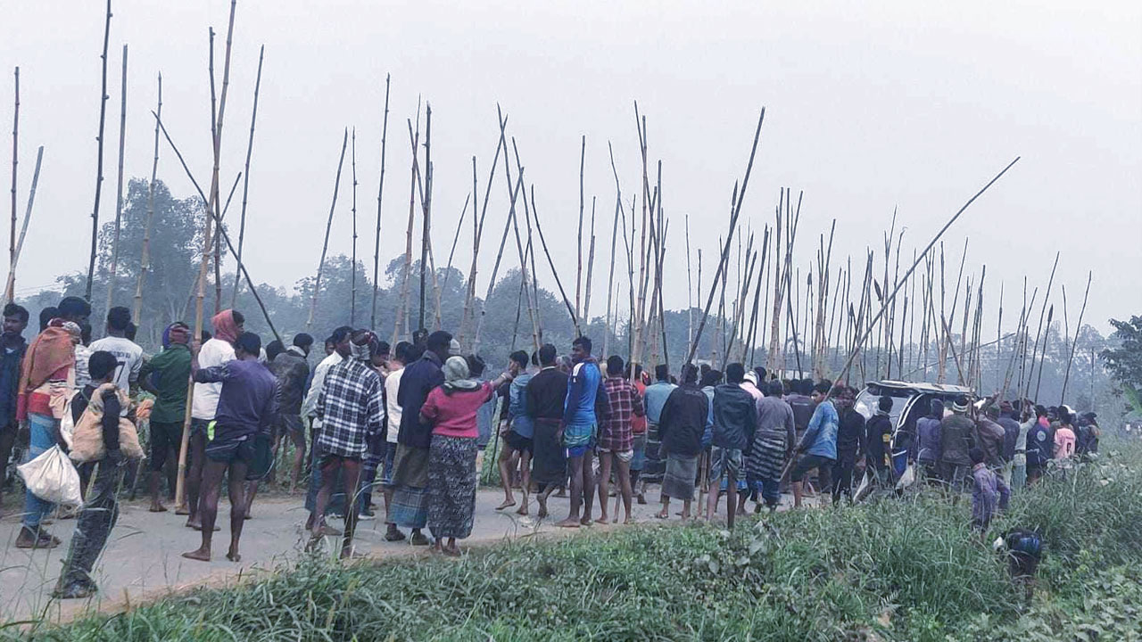 মাইকিং করে দুই গ্রামের মধ্যে সংঘর্ষের প্রস্তুতি