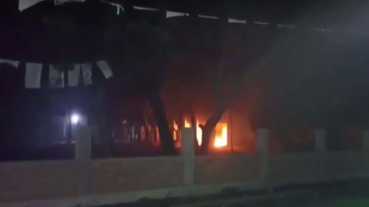 খুলনায় ভোটকেন্দ্র ভেবে স্কুলে দুর্বৃত্তদের আগুন