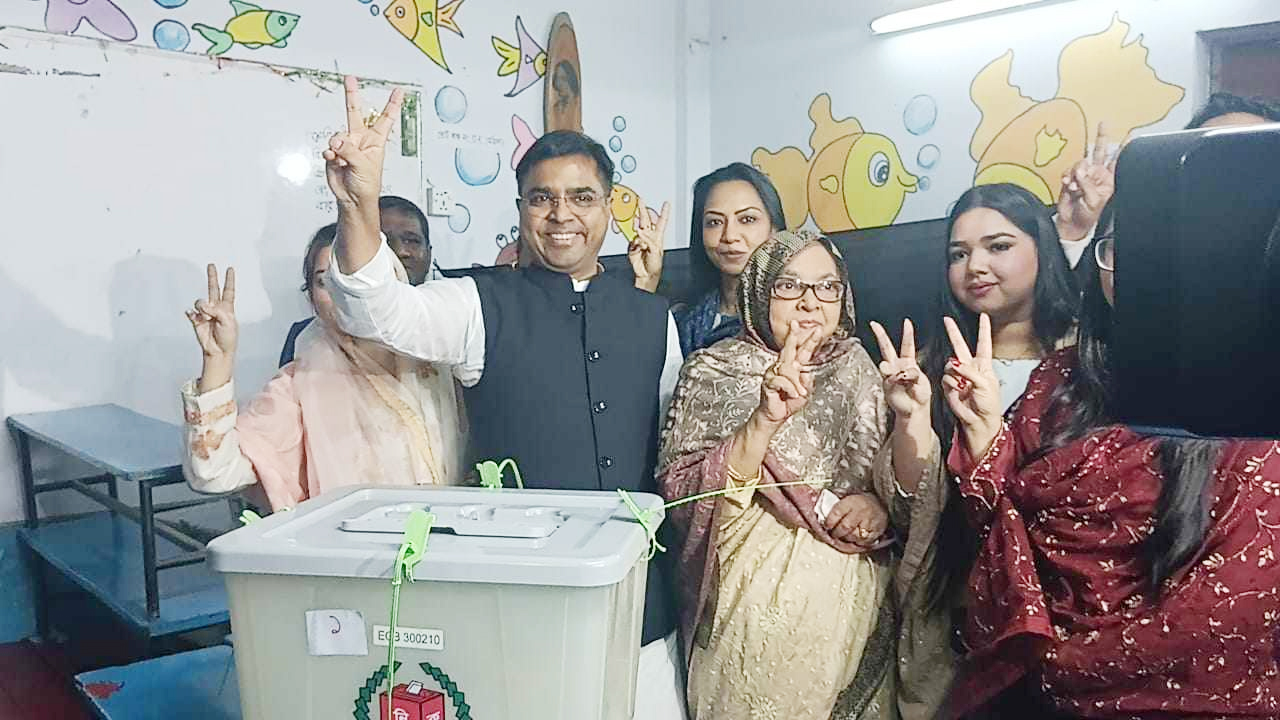 মাকে সঙ্গে নিয়ে ভোট দিলেন সাঈদ খোকন