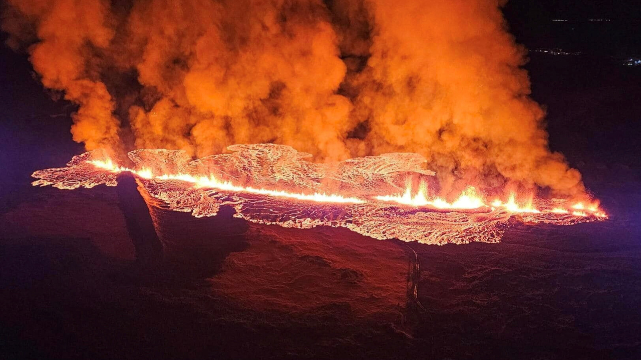 আইসল্যান্ডে শহরে ঢুকে পড়েছে আগ্নেয়গিরির লাভা