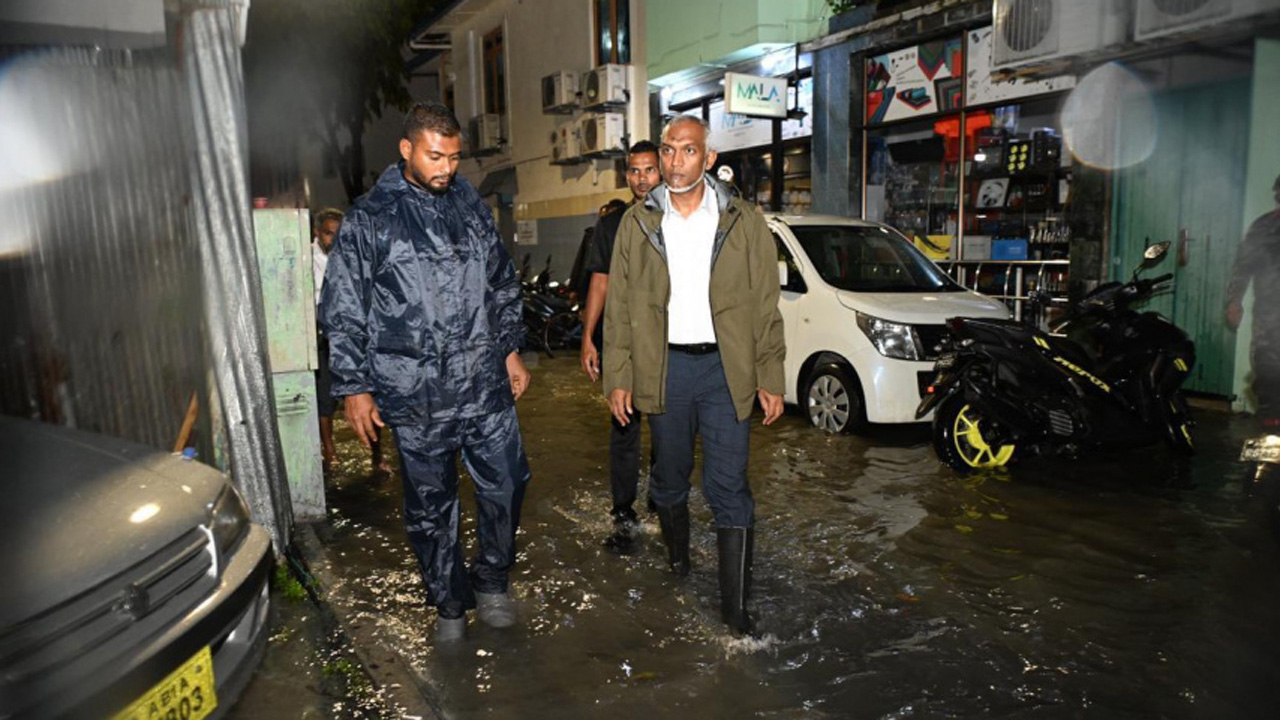 বন্যায় ক্ষতিগ্রস্তদের বাড়ি পরিদর্শনে মালদ্বীপের রাষ্ট্রপতি