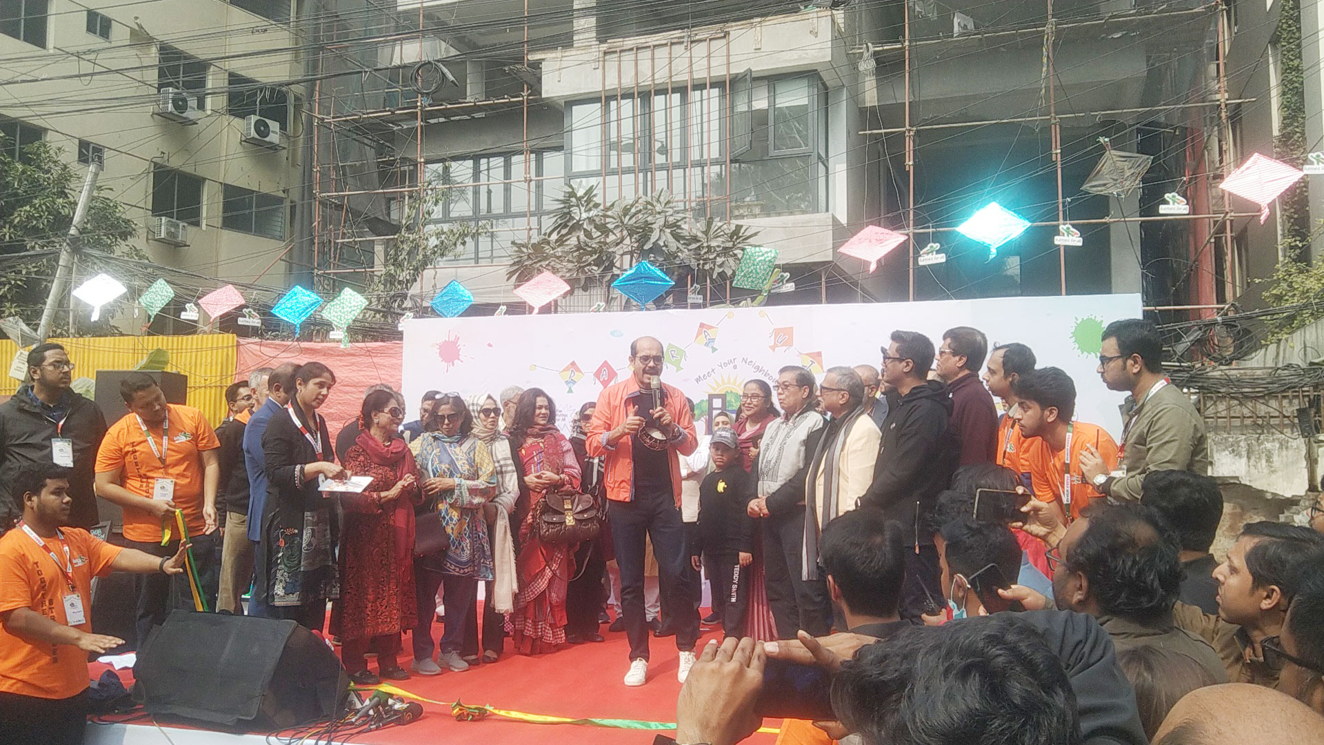 বারিধারায় ফের কলাগাছ থেরাপির হুঁশিয়ারি দিলেন মেয়র আতিক