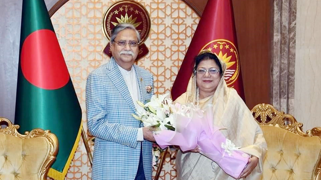 রাষ্ট্রপতির সঙ্গে চবি উপাচার্যের সৌজন্য সাক্ষাৎ