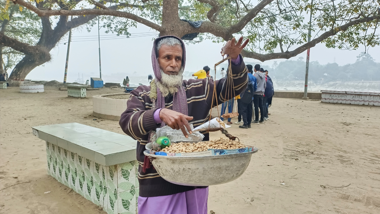 ‘এই শীতে বাইরেও কষ্ট, ঘরেও কষ্ট’