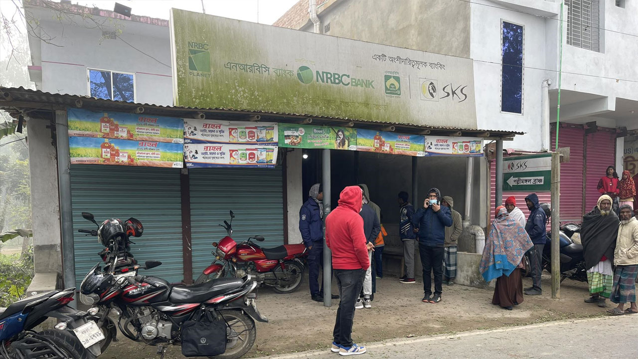 বগুড়ায় এনআরবিসি ব্যাংকের সিন্দুক কেটে টাকা চুরি