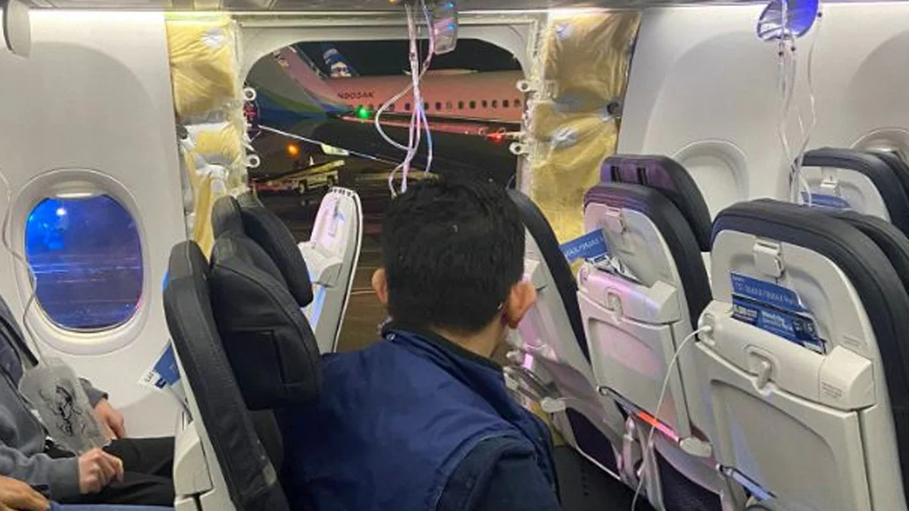 মাঝ আকাশে উড়ে গেলো দরজা, বিমানের জরুরি অবতরণ (ভিডিও)