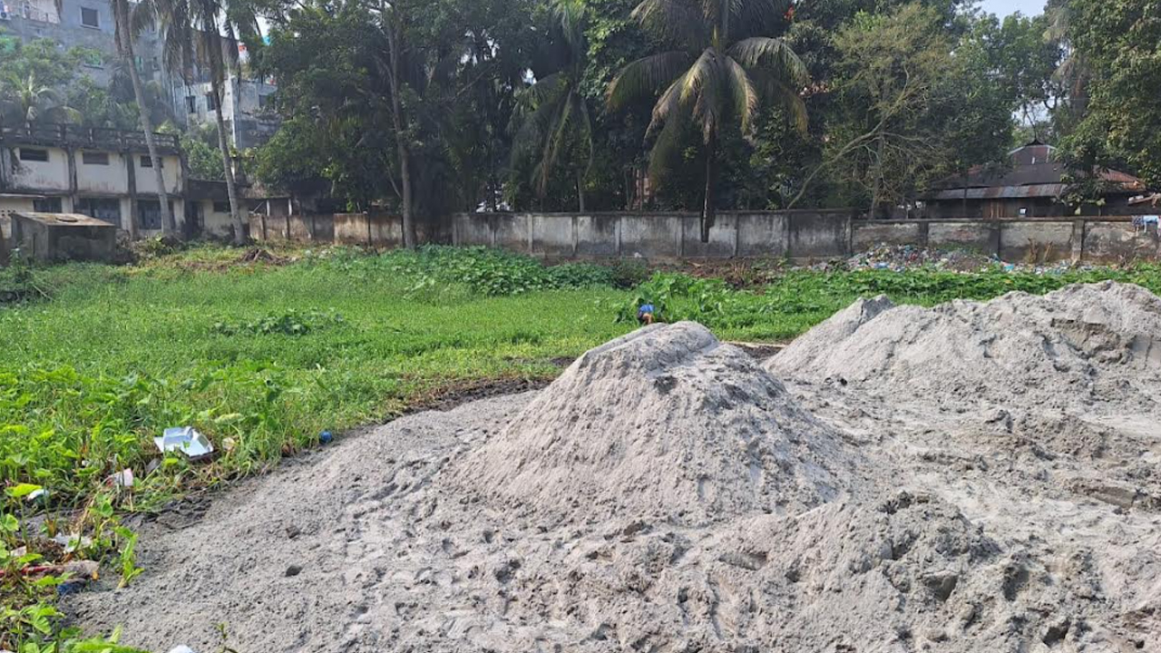 সরকারি প্রতিষ্ঠানের উদ্যোগে রাতের আঁধারে ভরে ফেলা হচ্ছে পুকুর
