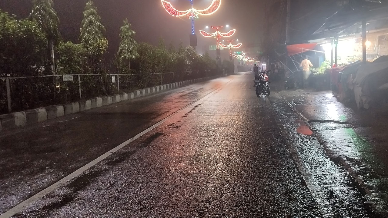 ফেনীতে গুঁড়ি গুঁড়ি বৃষ্টিতে জনজীবন বিপর্যস্ত