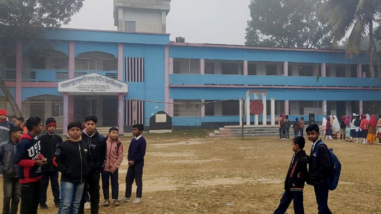 জয়পুরহাটে প্রাথমিকে পাঠদান এবং মাধ্যমিক বিদ্যালয় বন্ধ
