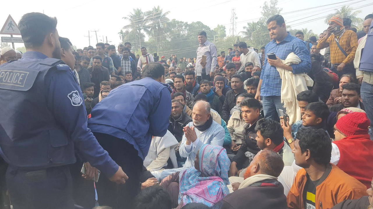 সমর্থককে গ্রেপ্তার, থানার সামনে বসে গেলেন লতিফ সিদ্দিকী