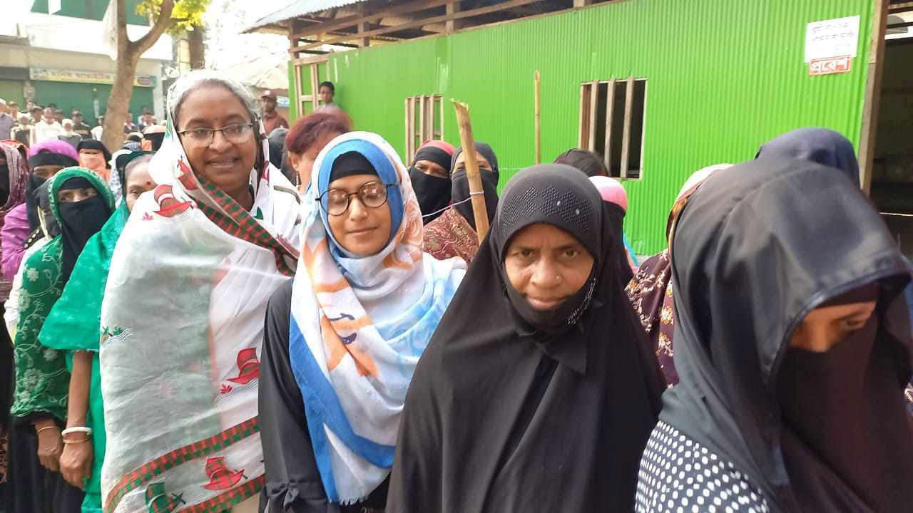 চাঁদপুরে লাইনে দাঁড়িয়ে ভোট দিলেন শিক্ষামন্ত্রী