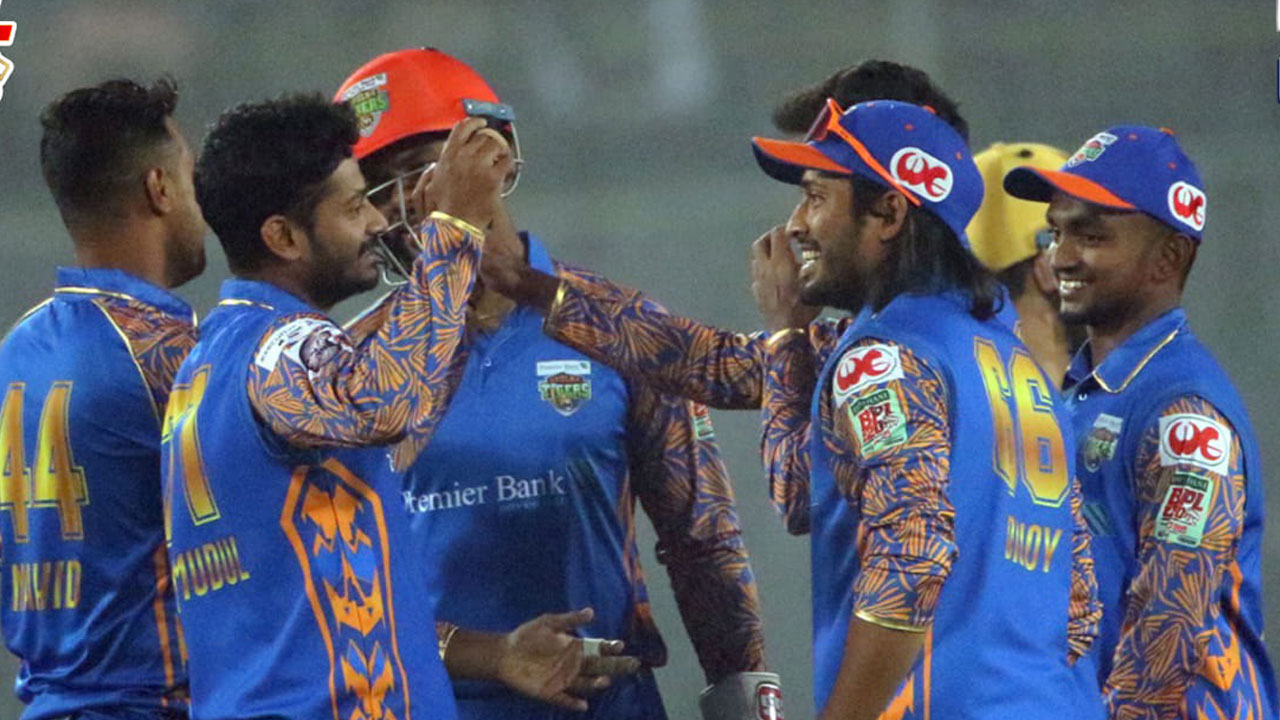 ঢাকাকে উড়িয়ে আবারও শীর্ষে খুলনা