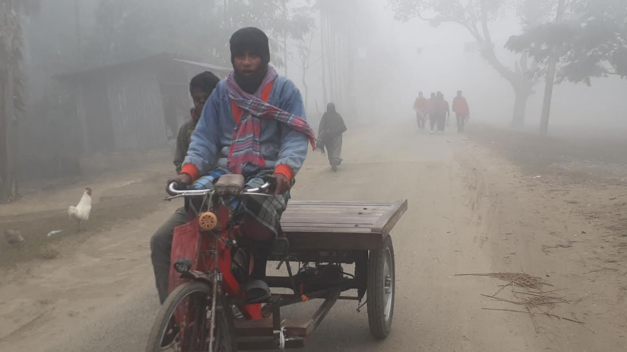 শীত-কুয়াশায় কমেছে রোজগার, পঞ্চগড়ে বিপাকে নিম্ন আয়ের মানুষ